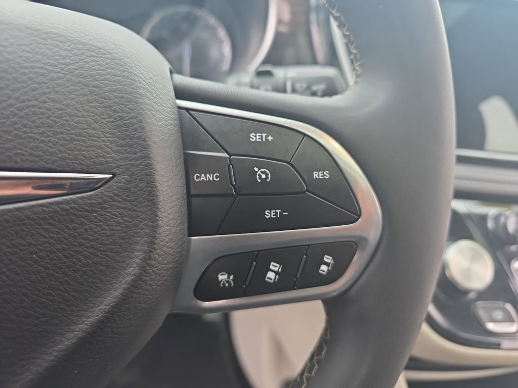 Used 2023 Chrysler Pacifica Limited FWD image 19