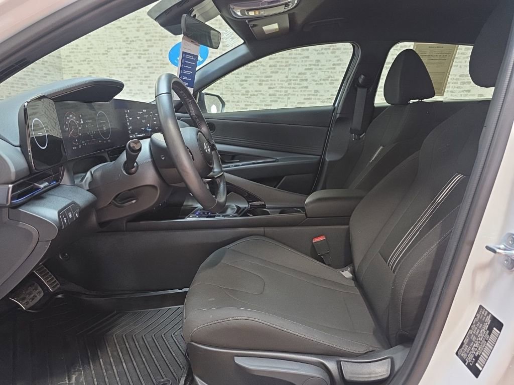 Certified 2025 Hyundai Elantra SEL image 9