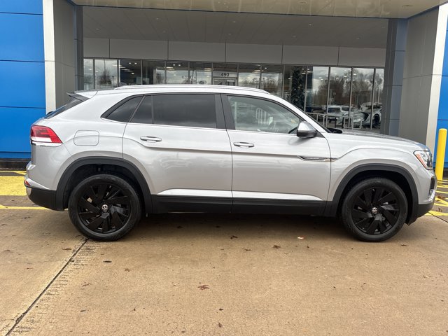 Used 2025 Volkswagen Atlas Cross Sport SE image 2