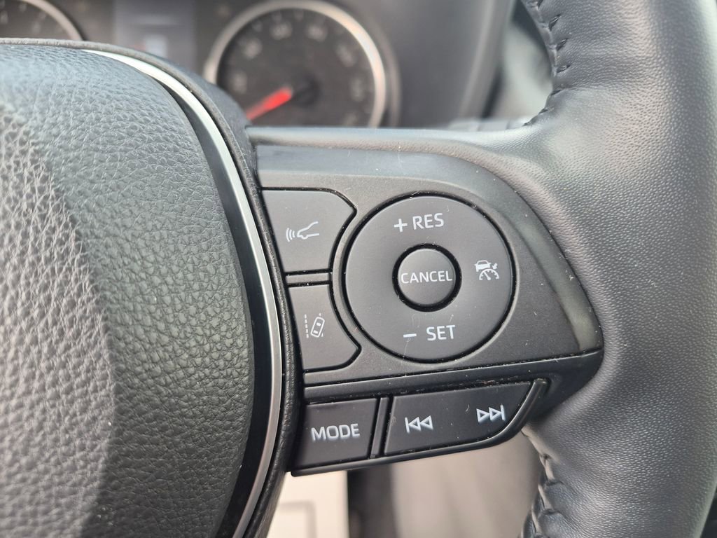 Used 2021 Toyota RAV4 XLE Premium image 16