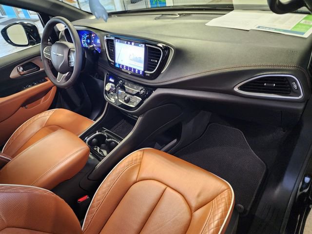 Used 2025 Chrysler Pacifica Pinnacle FWD image 21