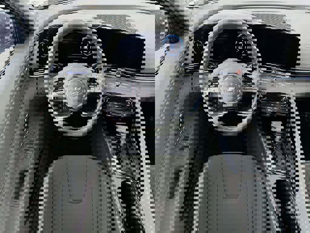 Used 2025 Hyundai Elantra SEL image 10