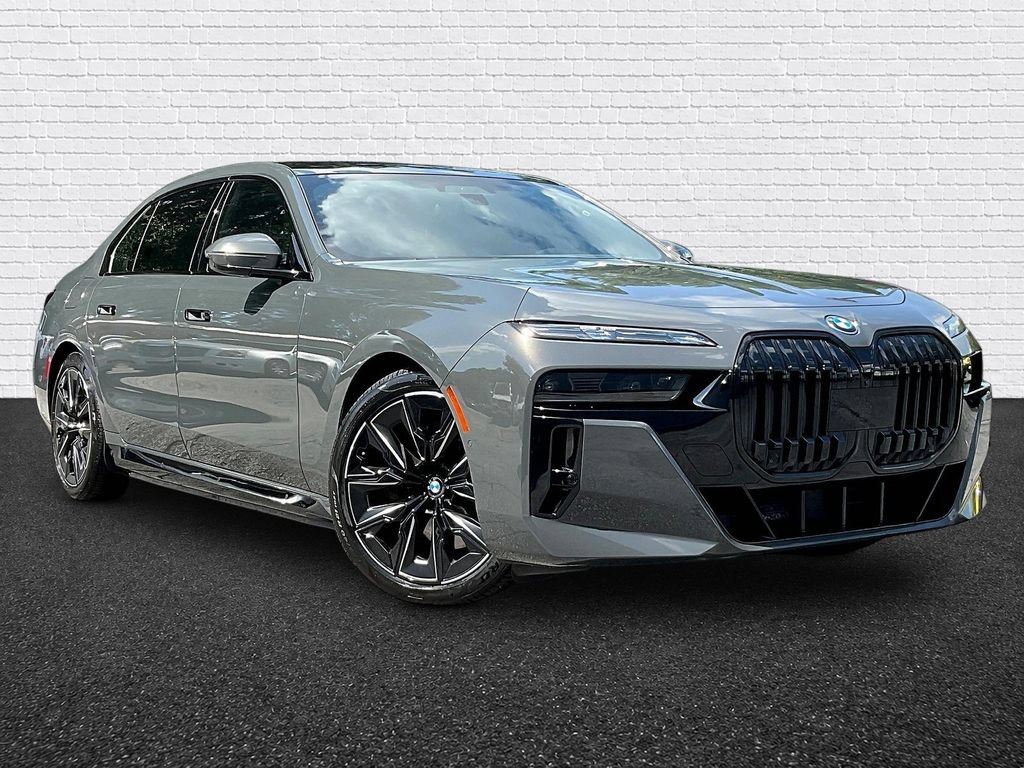 Used 2023 BMW i7 xDrive60 w/ Executive Package 2 AWD/4WD image 3