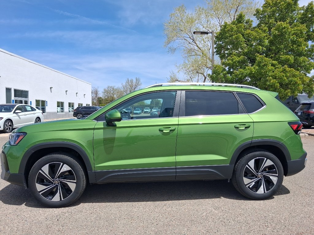 Used 2025 Volkswagen Taos SE AWD/4WD image 3