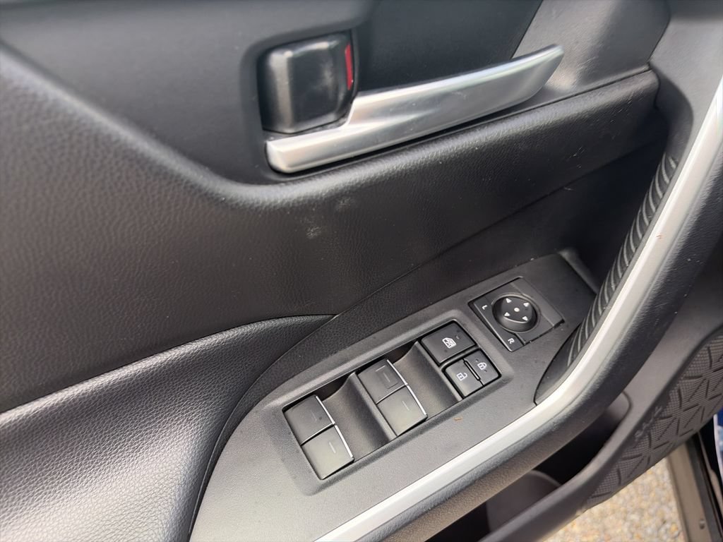 Used 2025 Toyota RAV4 XLE FWD image 18