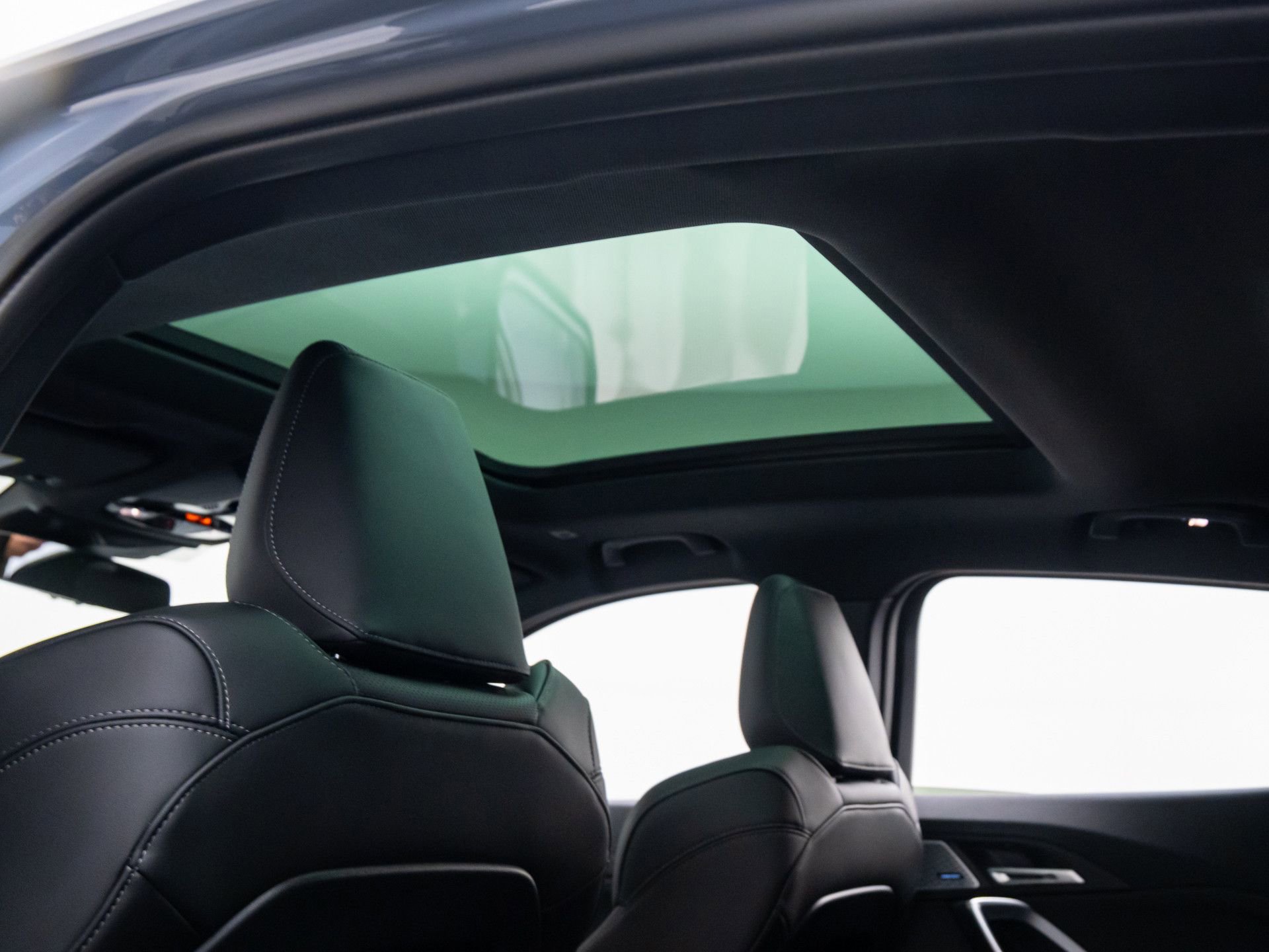 Certified 2025 BMW X2 xDrive28i w/ Premium Package image 18