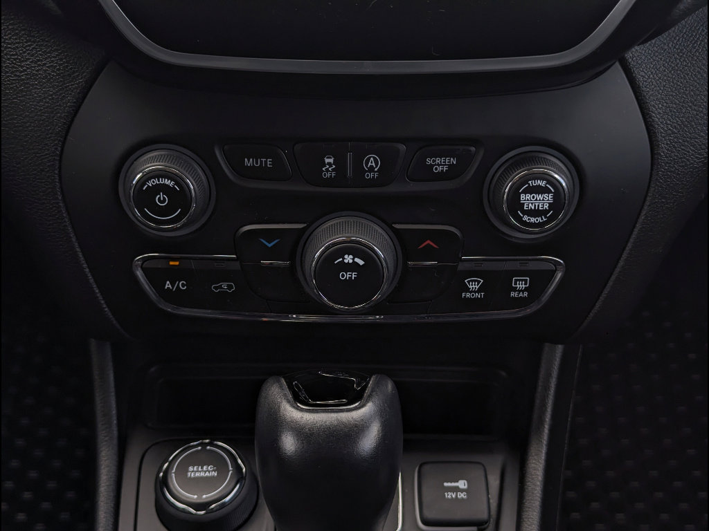 Used 2020 Jeep Cherokee Latitude Plus AWD/4WD image 29
