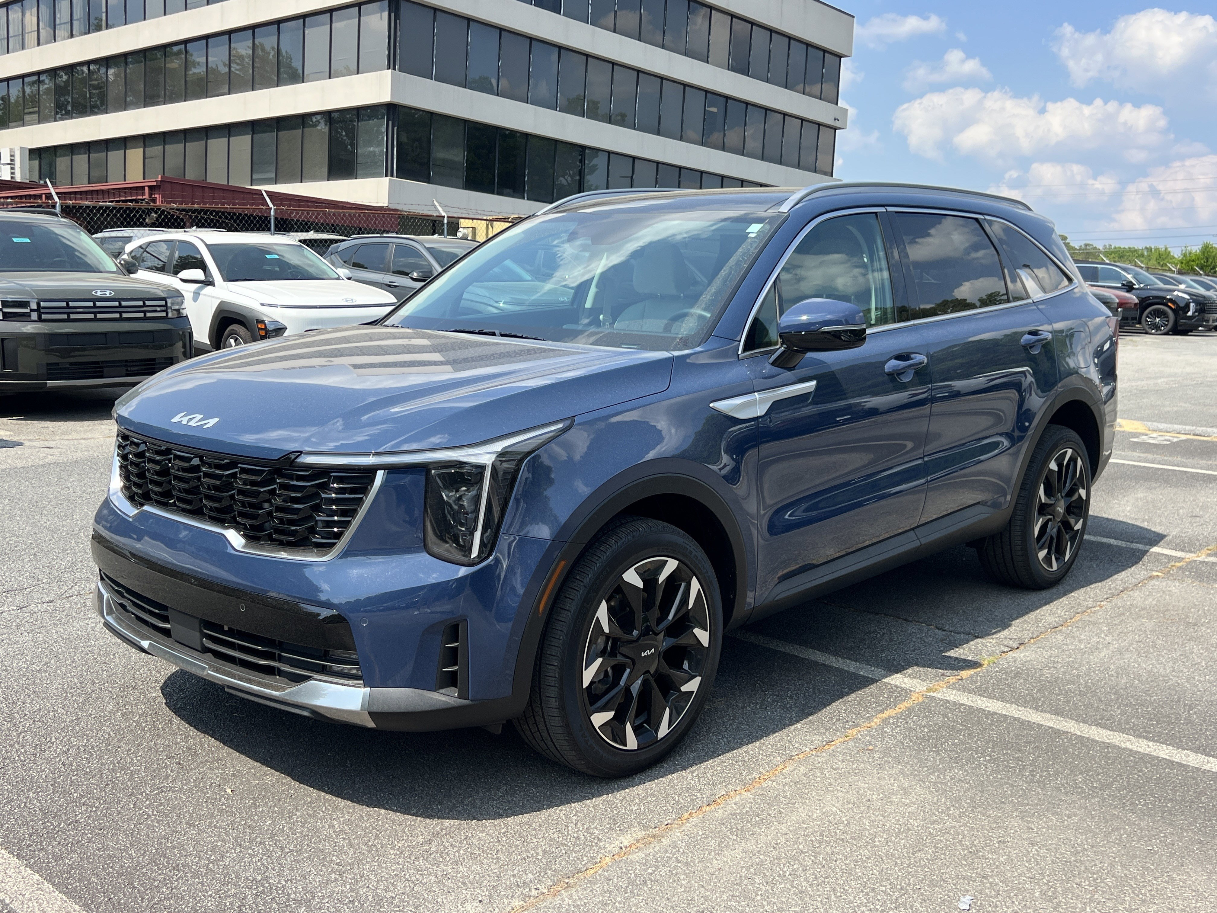 Used 2025 Kia Sorento EX w/ Panoramic Sunroof Package image 3