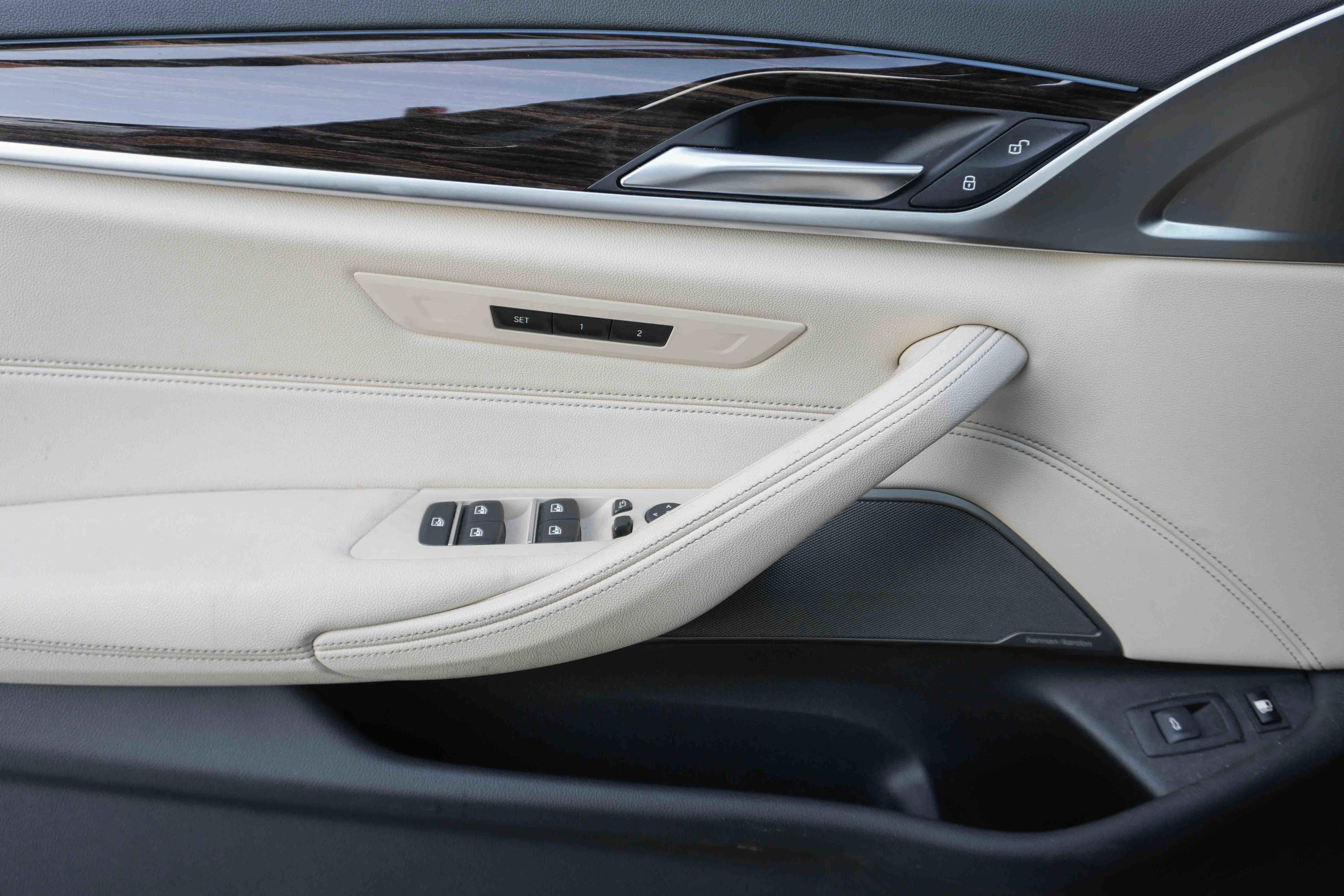 Used 2023 BMW 530e w/ Premium Package image 27