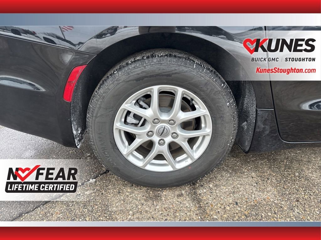 Used 2025 Chrysler Pacifica Select image 14