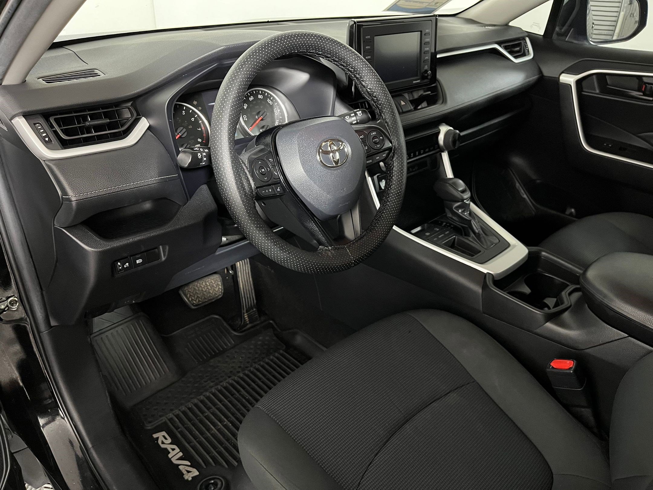 Used 2021 Toyota RAV4 LE image 3