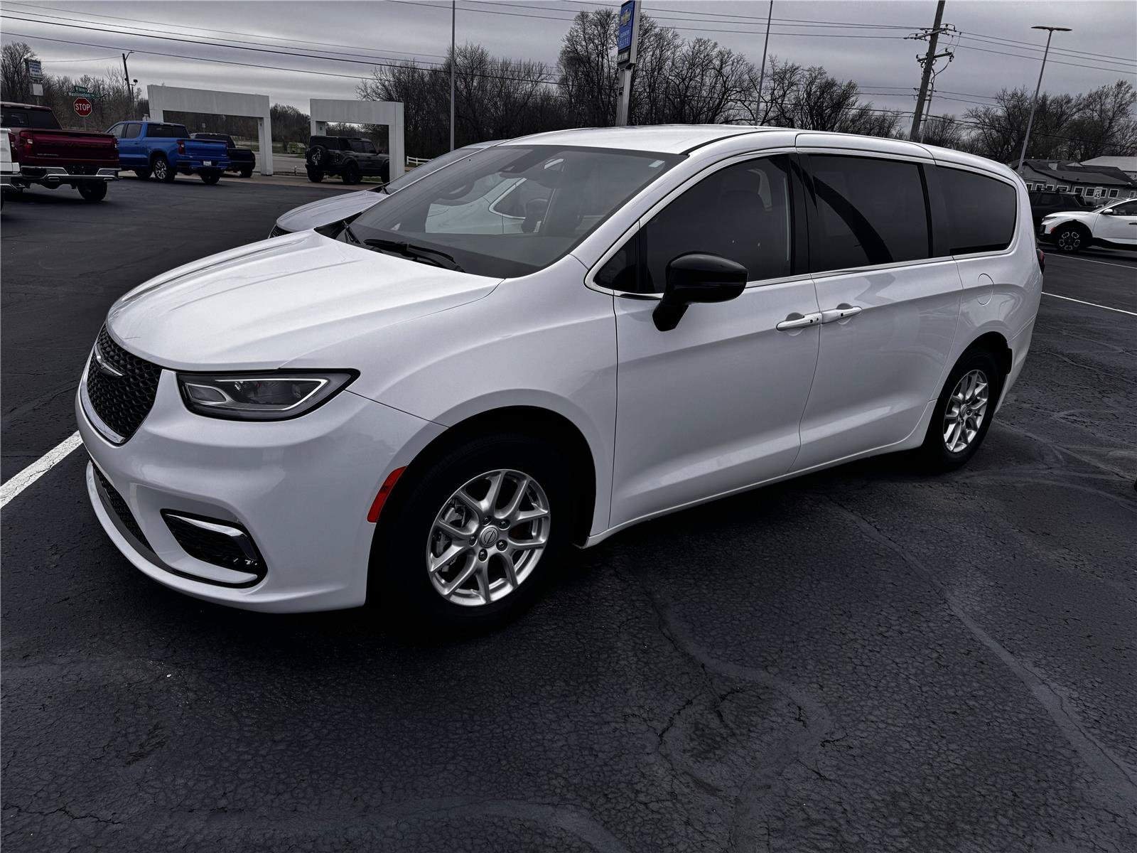 Used 2025 Chrysler Pacifica Select FWD image 5