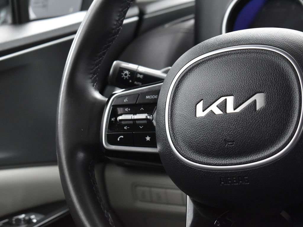 Used 2024 Kia Carnival LX image 20