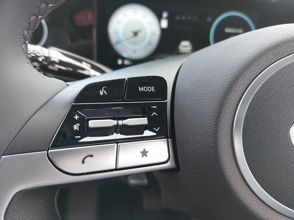 Certified 2025 Hyundai Elantra Limited FWD image 17