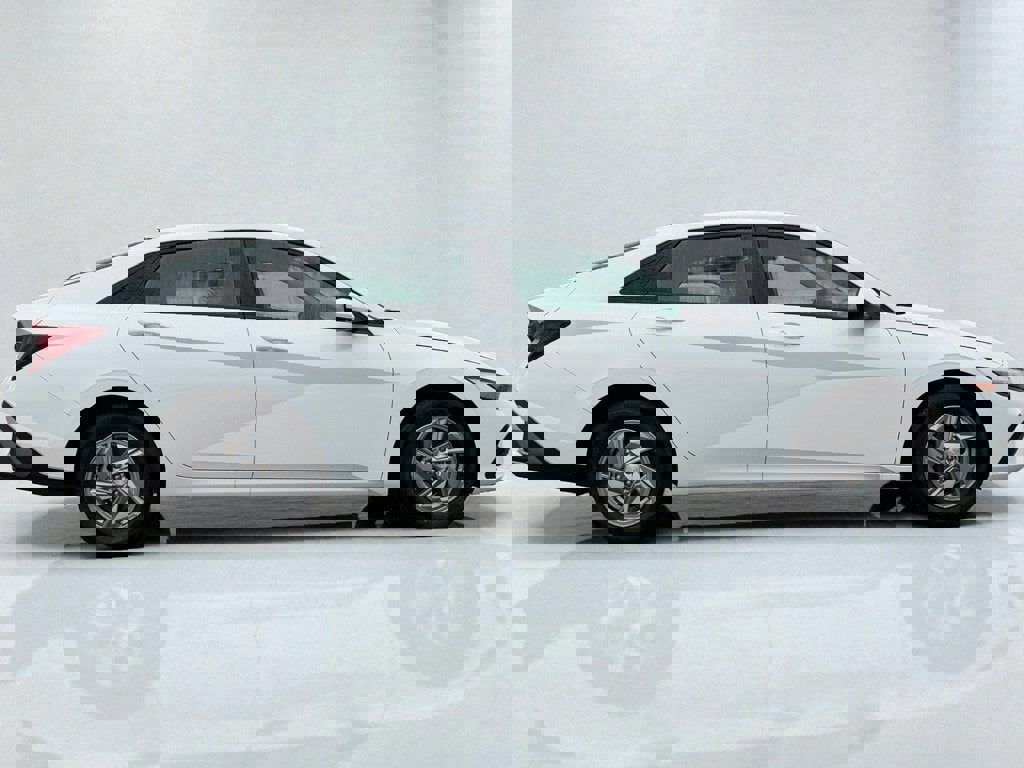 Certified 2025 Hyundai Elantra SE w/ Cargo Package image 2