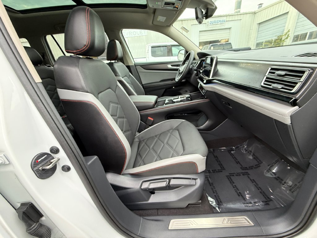 Used 2024 Volkswagen Atlas Peak Edition SE AWD/4WD image 27