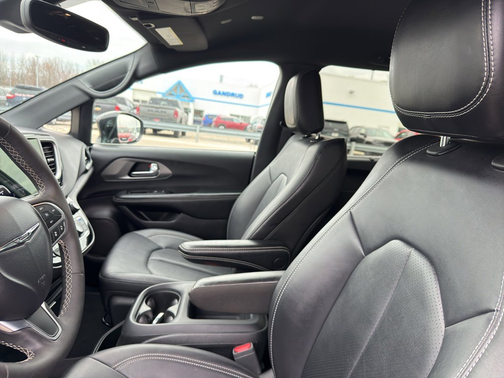 Used 2025 Chrysler Pacifica Select image 26