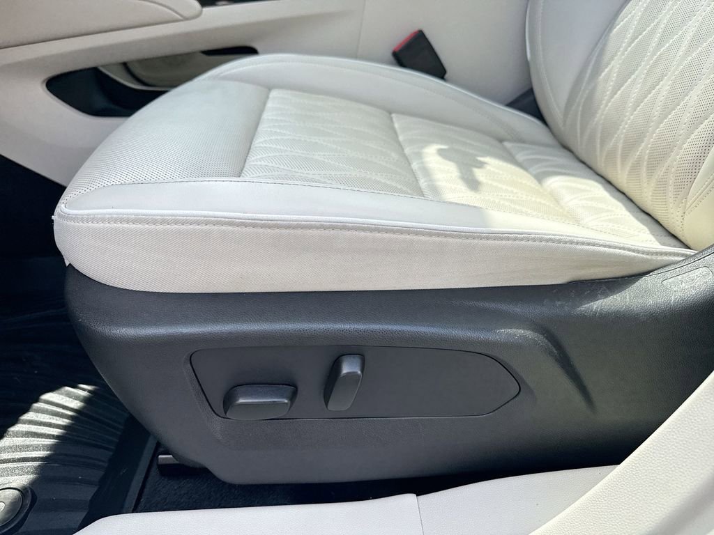 Used 2022 Buick Envision Avenir w/ Technology Package II image 12
