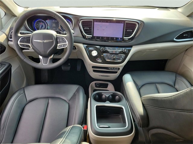 Used 2024 Chrysler Pacifica Touring-L image 11