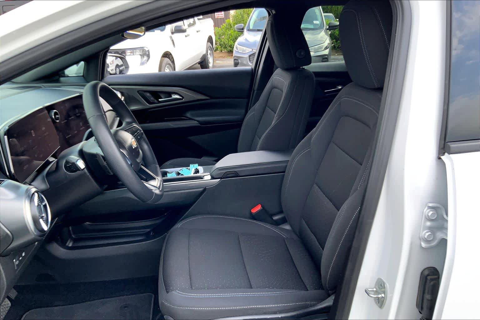 Used 2025 Chevrolet Equinox EV LT image 7