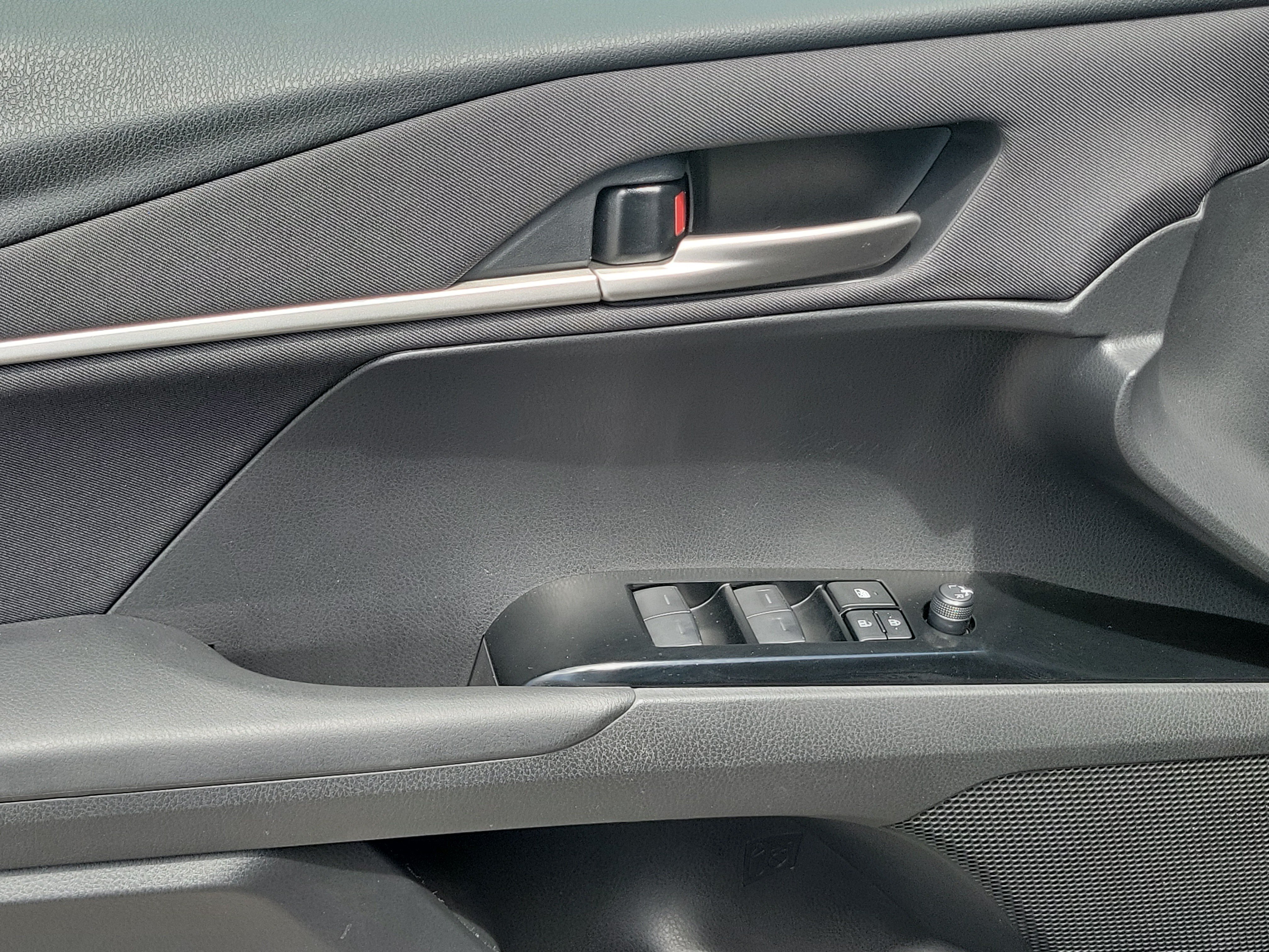 Used 2025 Toyota Camry LE FWD image 27