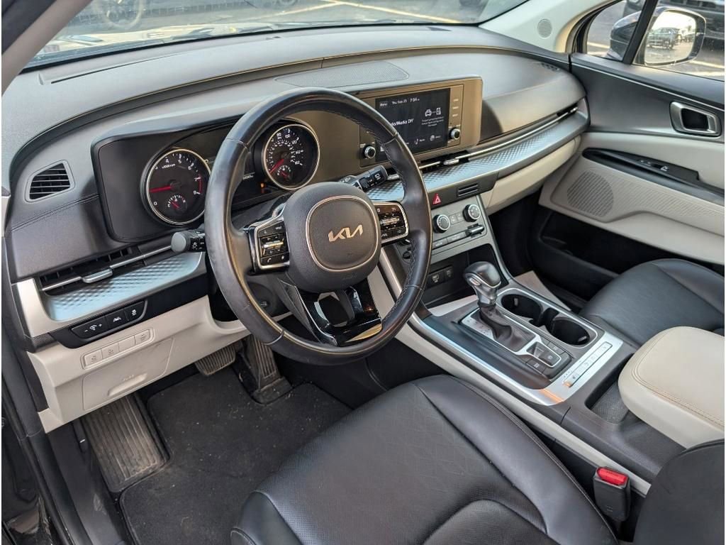 Used 2024 Kia Carnival LX image 10