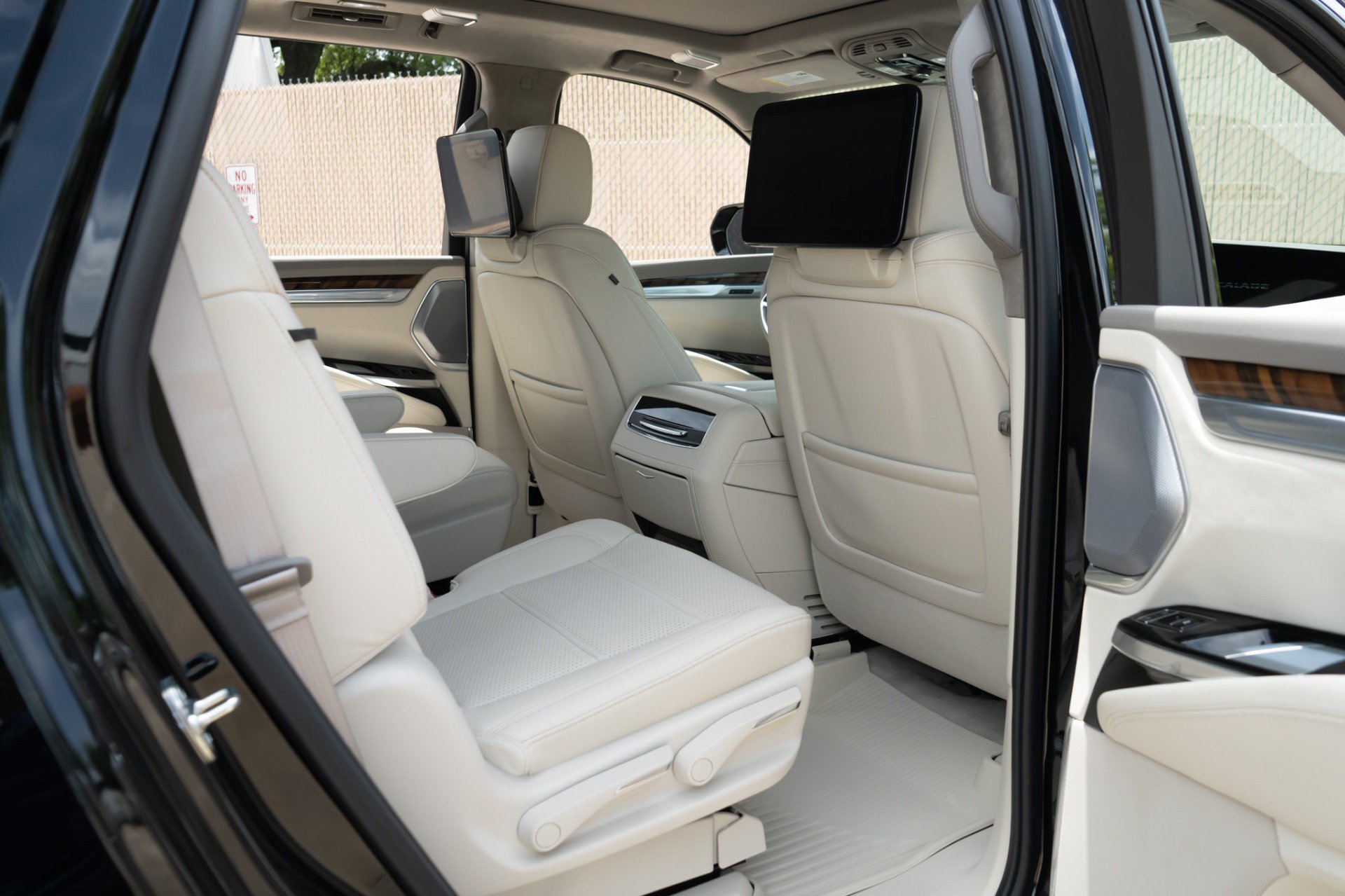 Used 2026 Cadillac Escalade Platinum Sport w/ LPO, Floor Liner Package AWD/4WD image 33