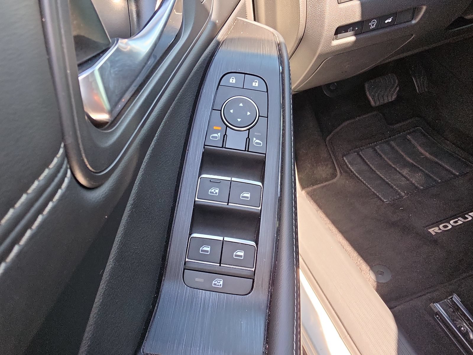 Used 2023 Nissan Rogue SL FWD image 14