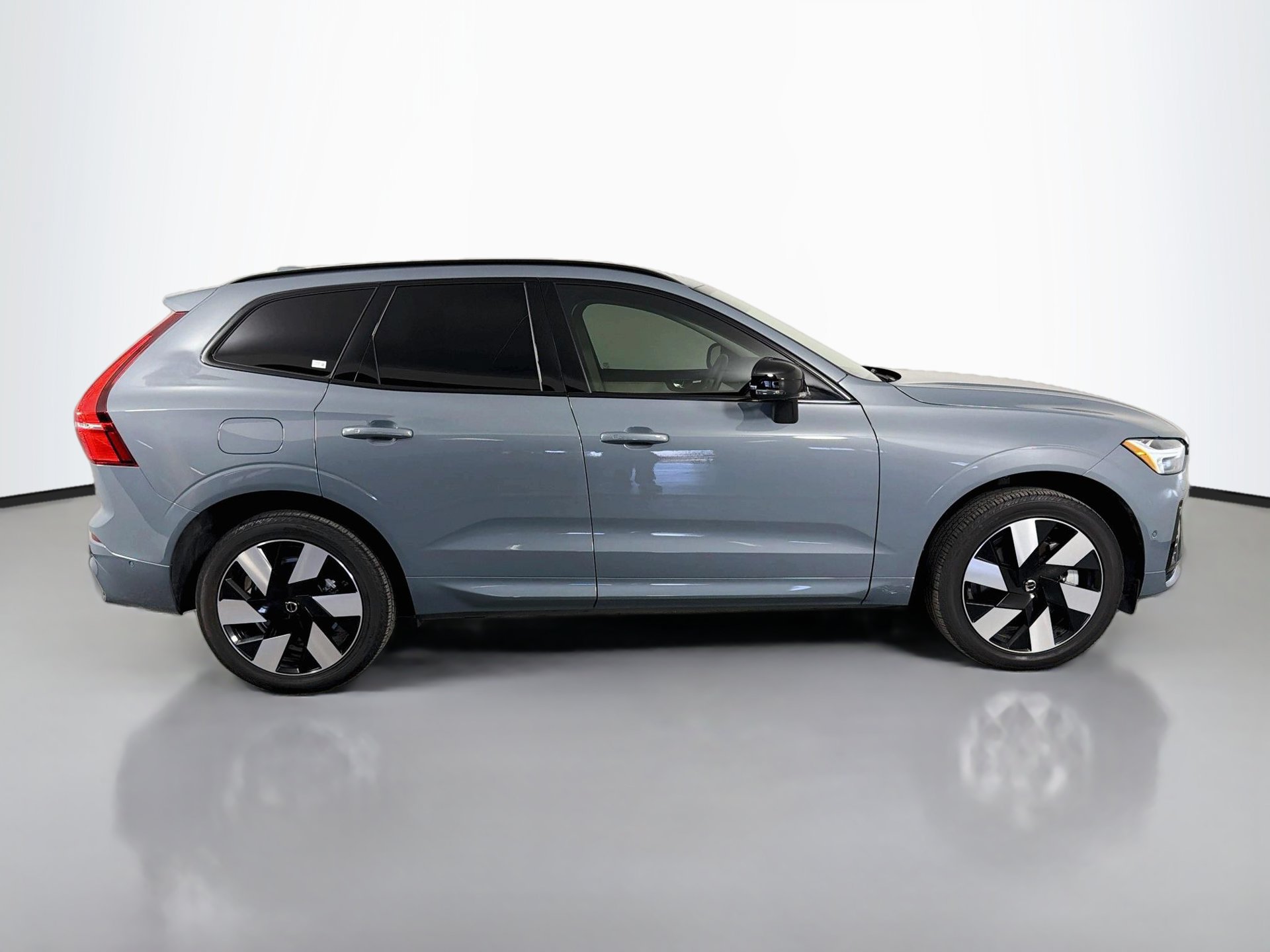 Certified 2024 Volvo XC60 T8 Plus w/ Protection Package Premier AWD/4WD image 5