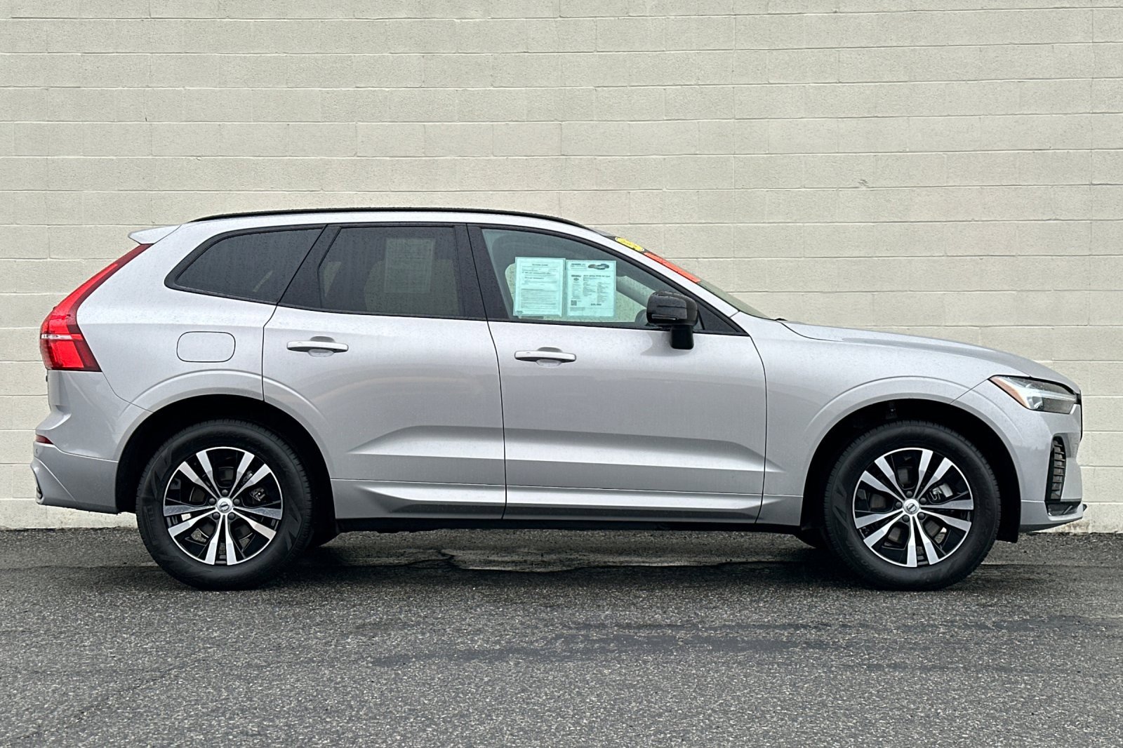 Used 2024 Volvo XC60 B5 Core image 3