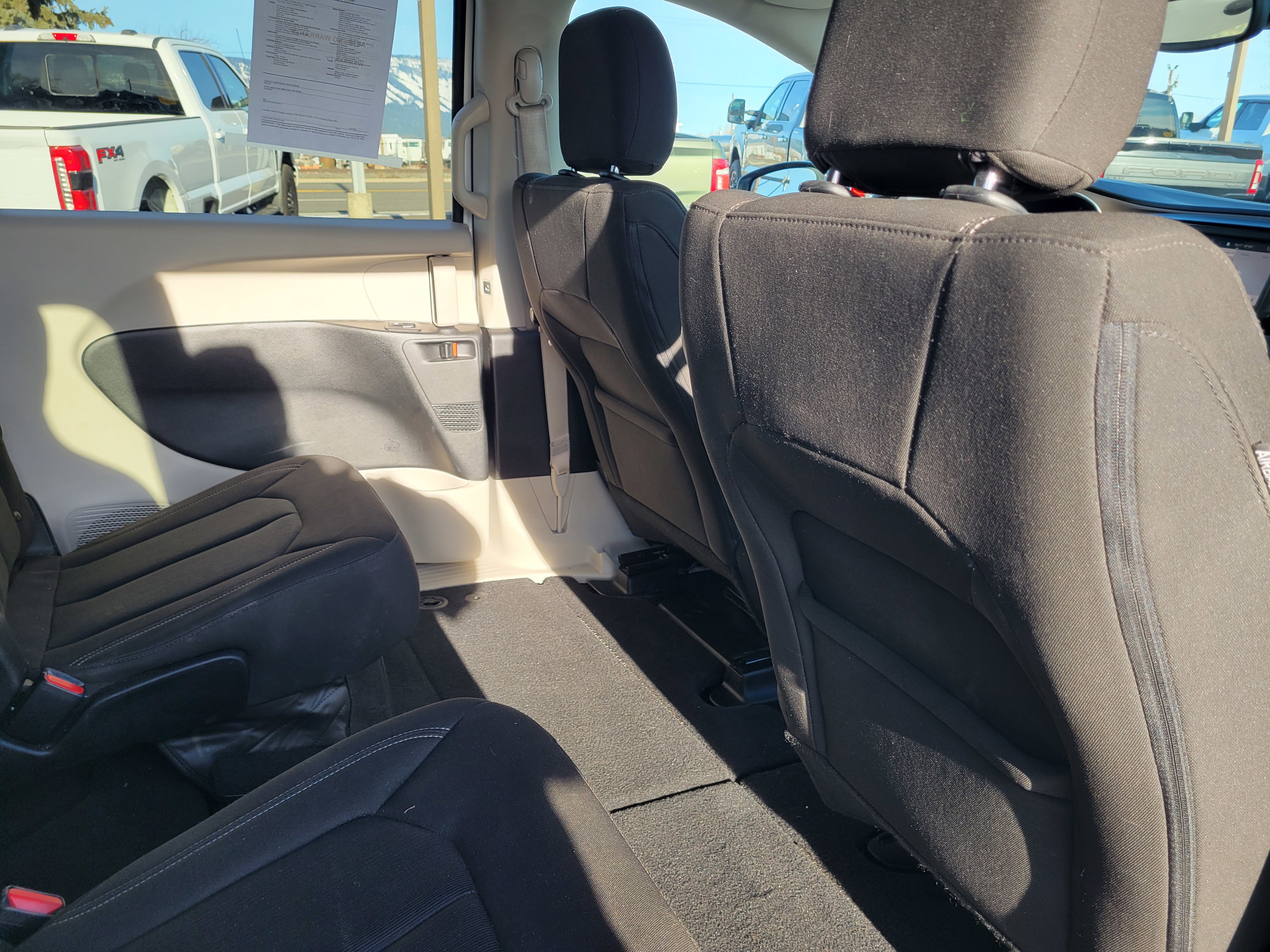 Used 2023 Chrysler Voyager LX image 15