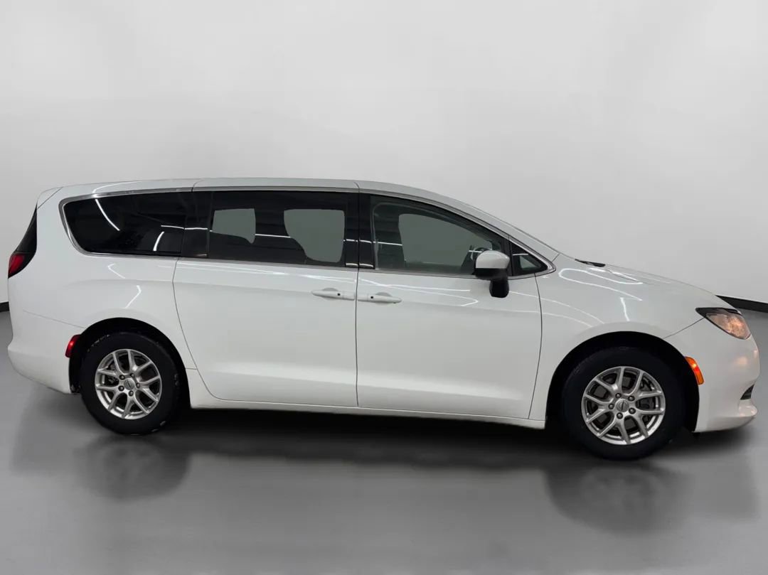 Used 2023 Chrysler Voyager LX image 11
