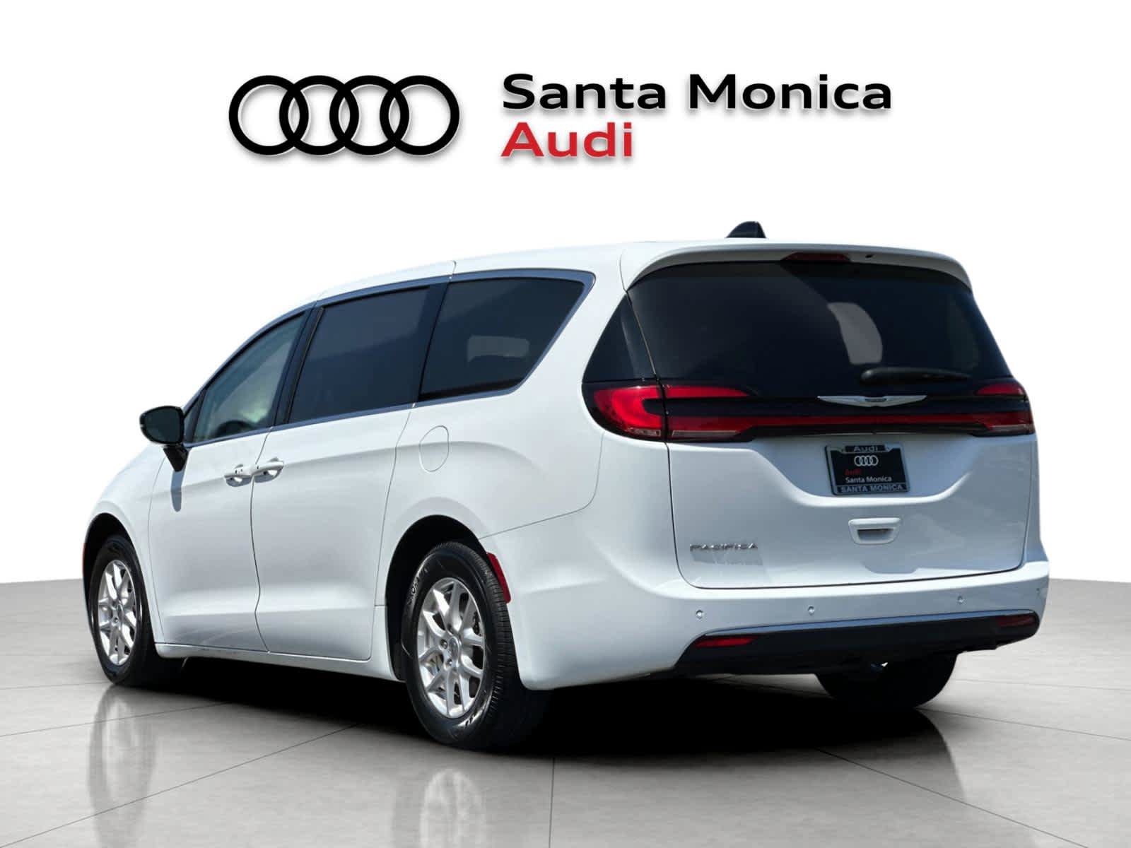 Used 2024 Chrysler Pacifica Touring-L FWD image 6