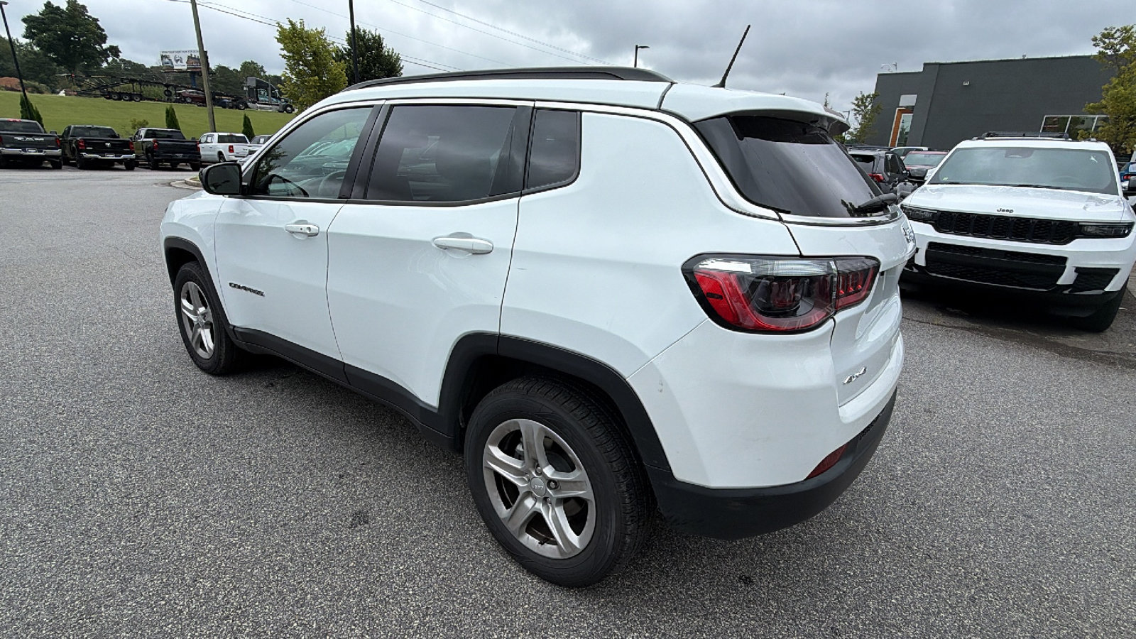 Used 2024 Jeep Compass Latitude w/ Altitude Special Edition AWD/4WD image 10