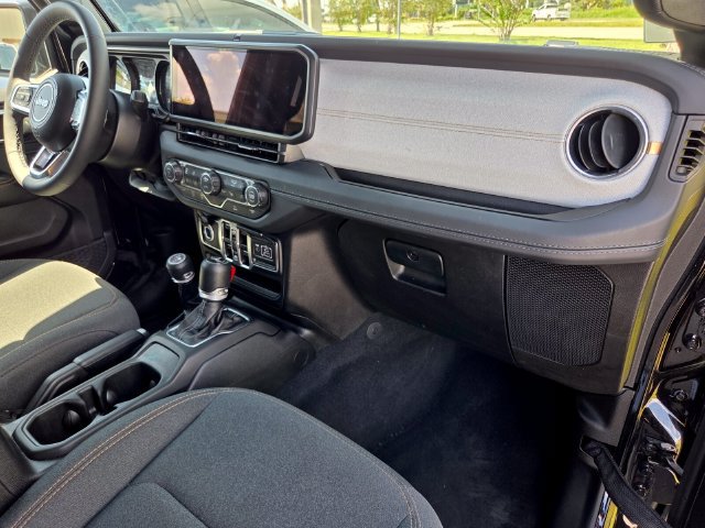 Used 2026 Jeep Wrangler Unlimited Sahara AWD/4WD image 15