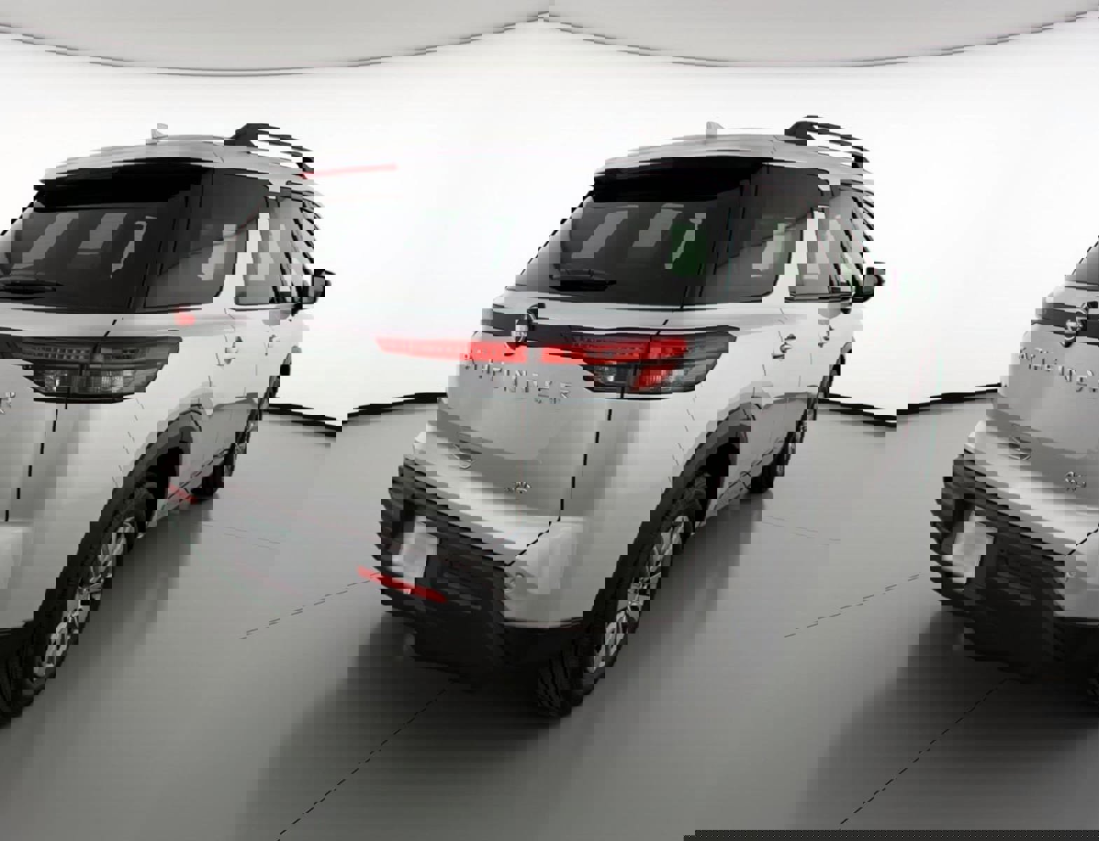 Used 2025 Nissan Pathfinder SV image 7