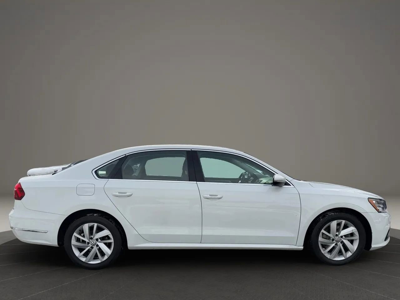 Used 2018 Volkswagen Passat 2.0T SE image 3