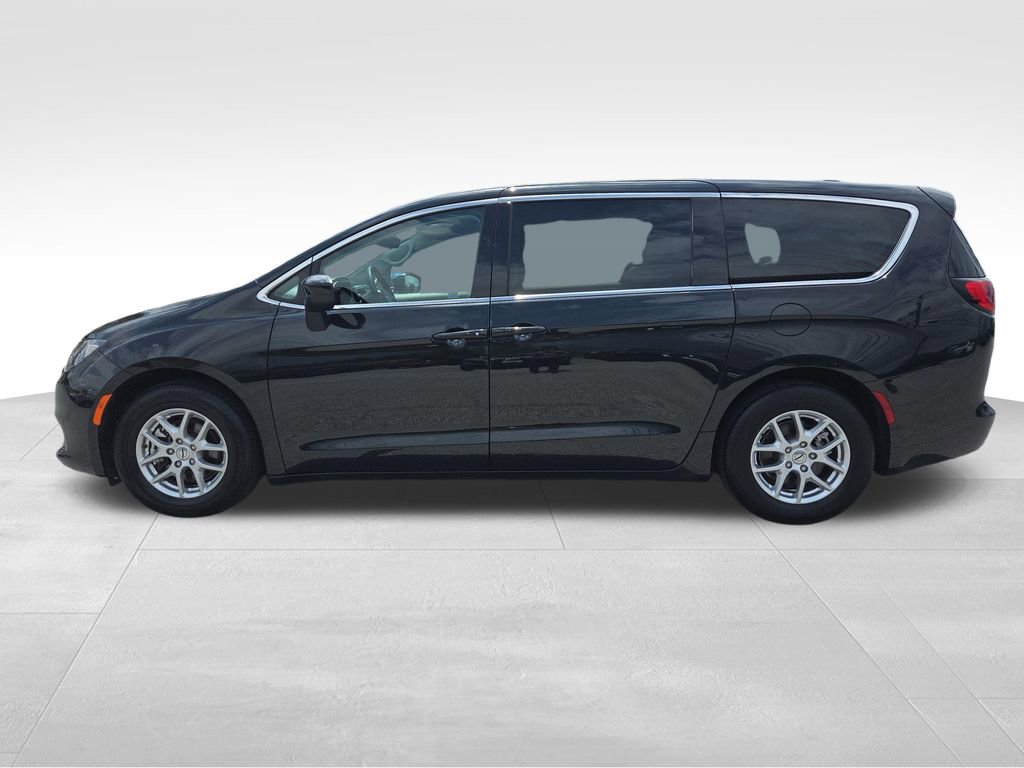 Used 2023 Chrysler Voyager LX FWD image 3