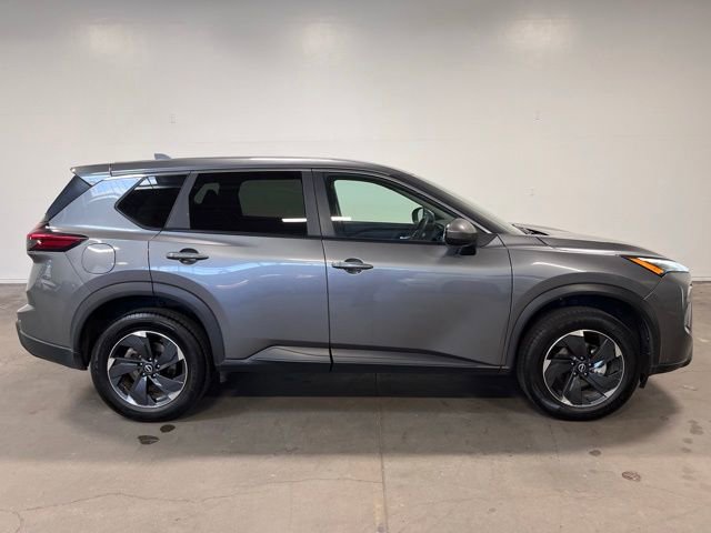 Used 2024 Nissan Rogue SV image 2