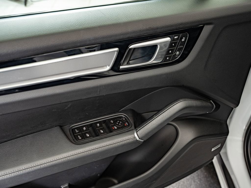 Certified 2023 Porsche Cayenne Platinum Edition image 23