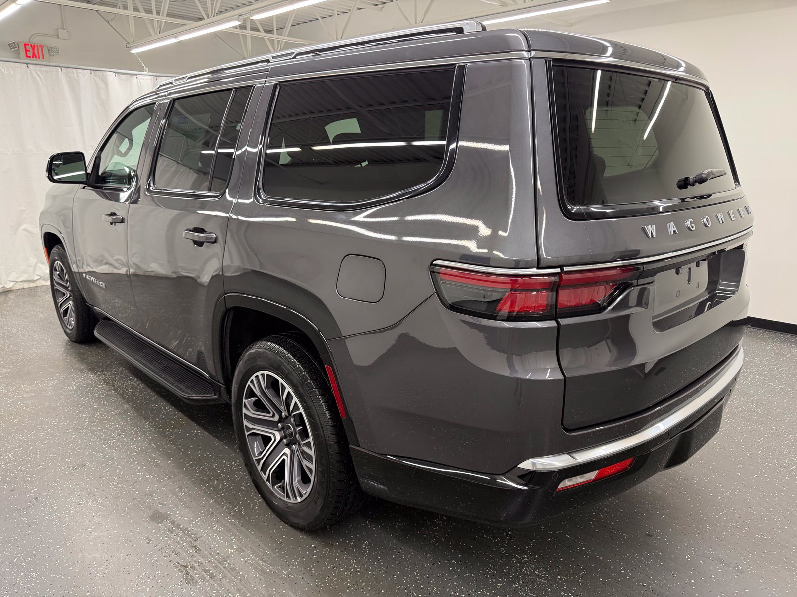 Used 2025 Jeep Wagoneer Series II AWD/4WD image 3