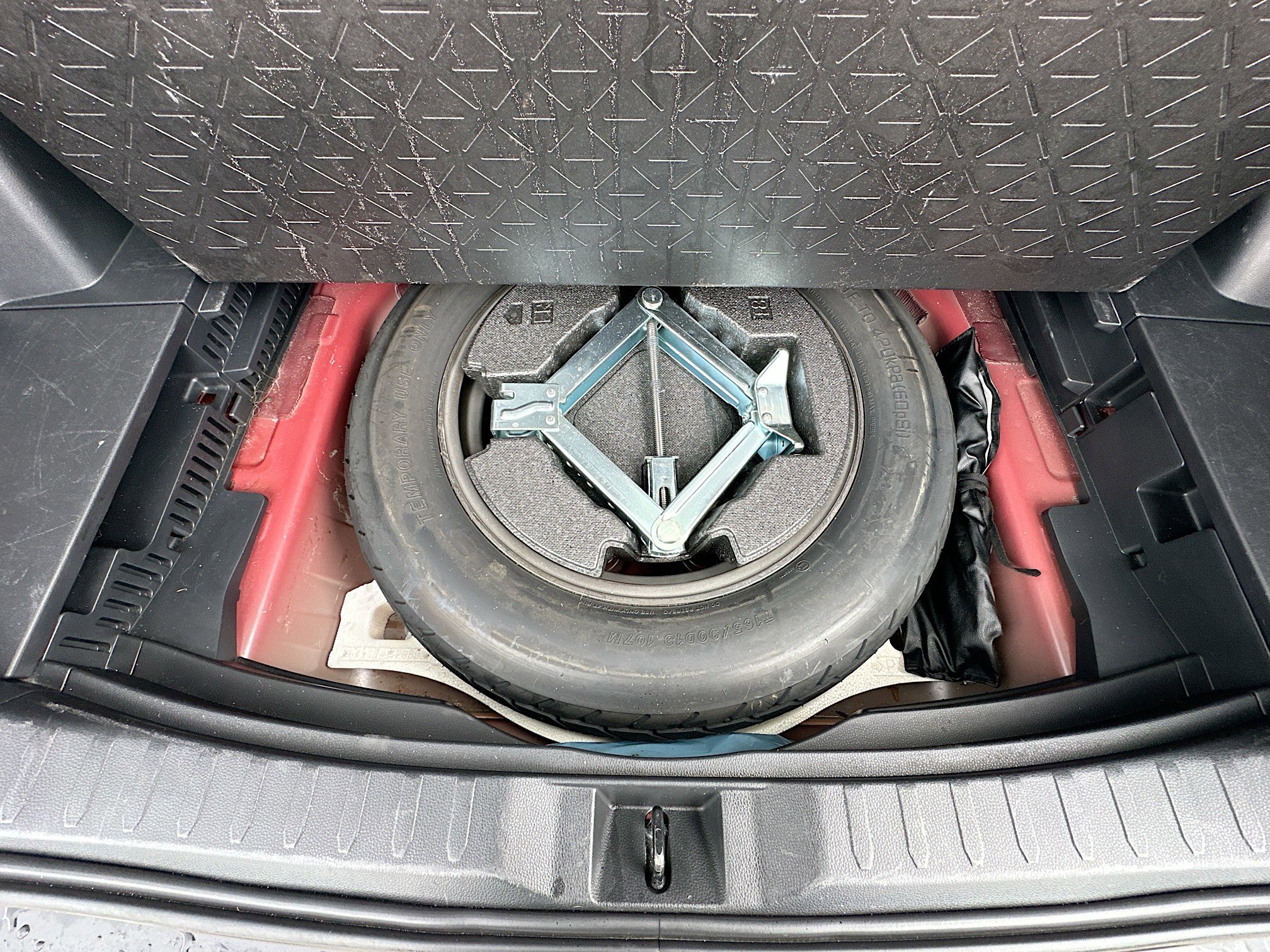 Used 2020 Toyota RAV4 XLE Premium image 32