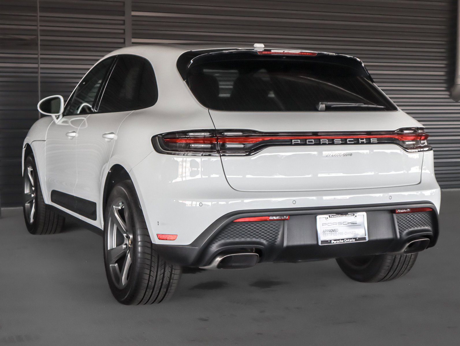 Used 2023 Porsche Macan AWD/4WD image 3
