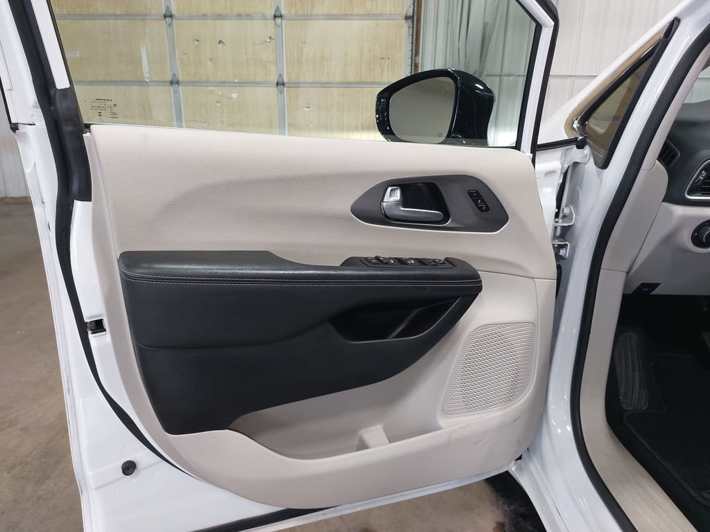 Used 2024 Chrysler Pacifica Touring-L FWD image 26