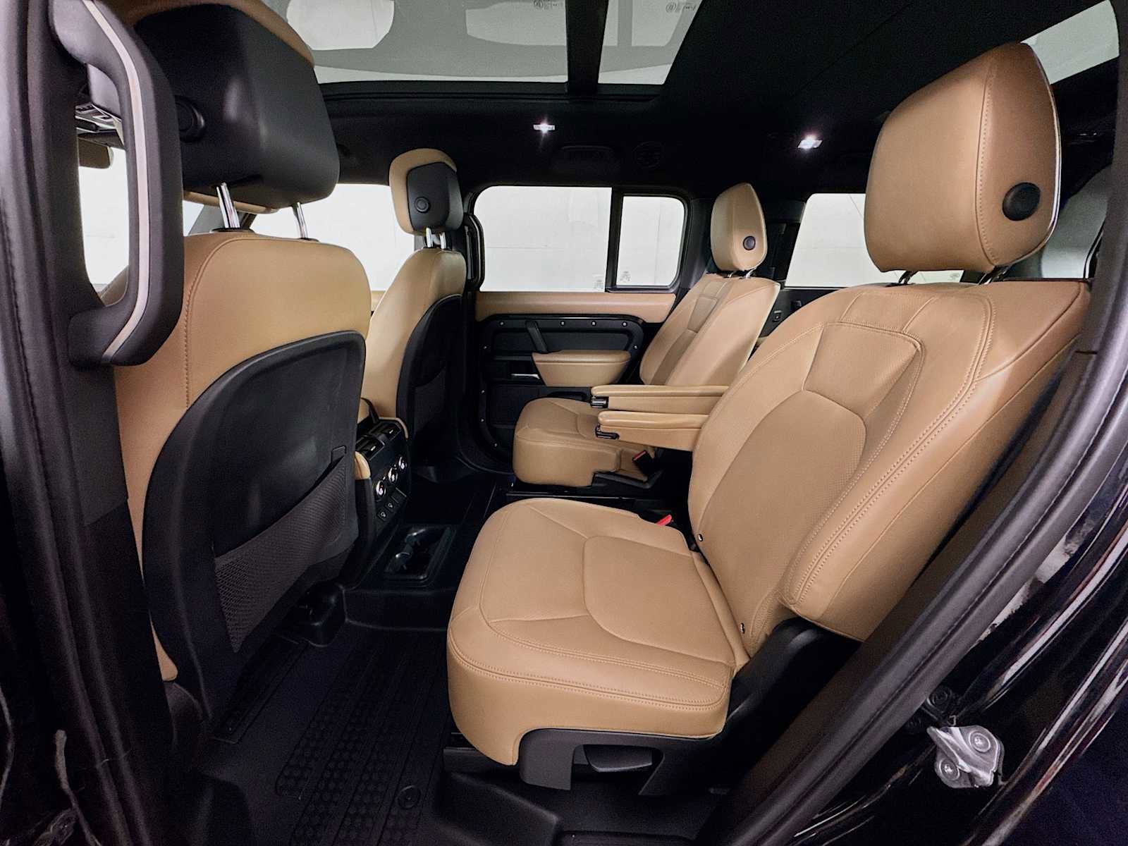 Used 2025 Land Rover Defender 130 X-Dynamic SE image 21