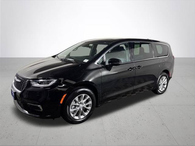 Certified 2025 Chrysler Pacifica Select AWD/4WD image 2