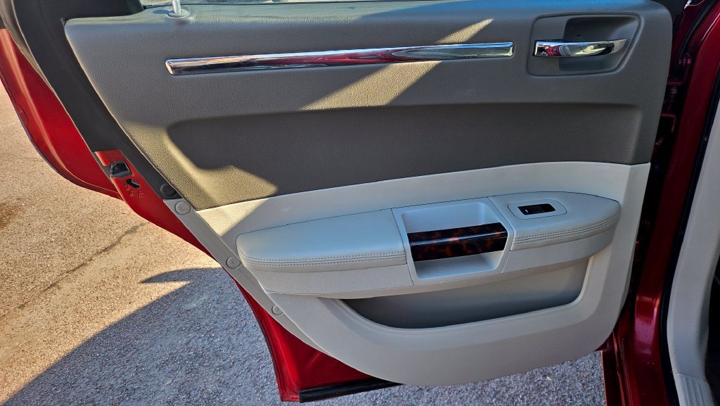 Used 2009 Chrysler 300 C RWD image 23