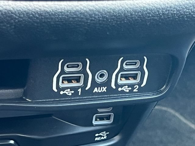 Used 2025 Chrysler Pacifica Select w/ Uconnect Theater Family Group AWD/4WD image 31