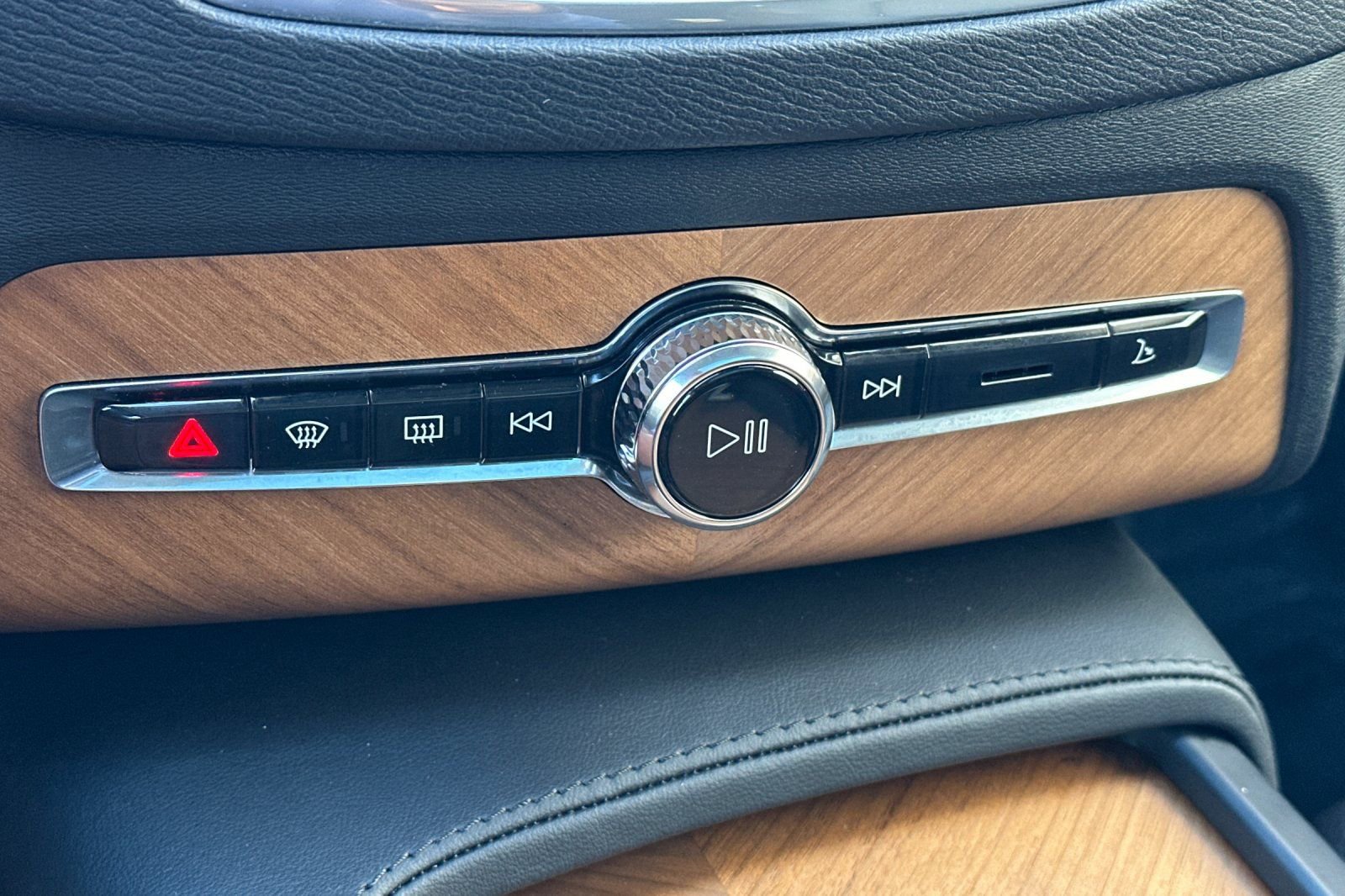 Used 2025 Volvo XC90 T8 Core w/ Climate Package image 25