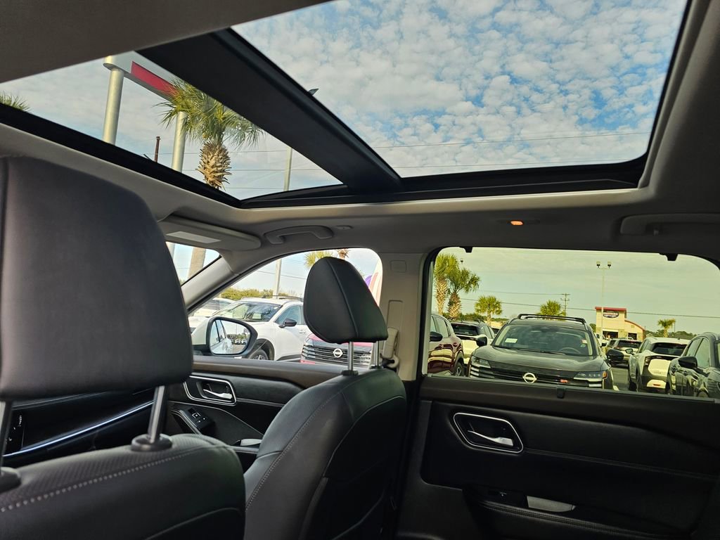 Certified 2023 Nissan Rogue Platinum AWD/4WD image 17